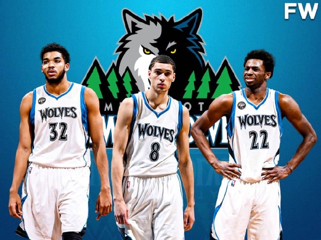 正随巴西在枪手基地训练，维尼修斯与多名阿森纳青训球员合影（维尼修斯随巴西队在阿森纳基地训练，并与多位枪手青训小将合影）