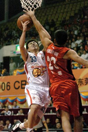 这啥情况？阿隆索赛后和瓜帅握手致意后就直接回更衣室了（怎么回事？阿隆索赛后与瓜帅致意后径直返回更衣室）