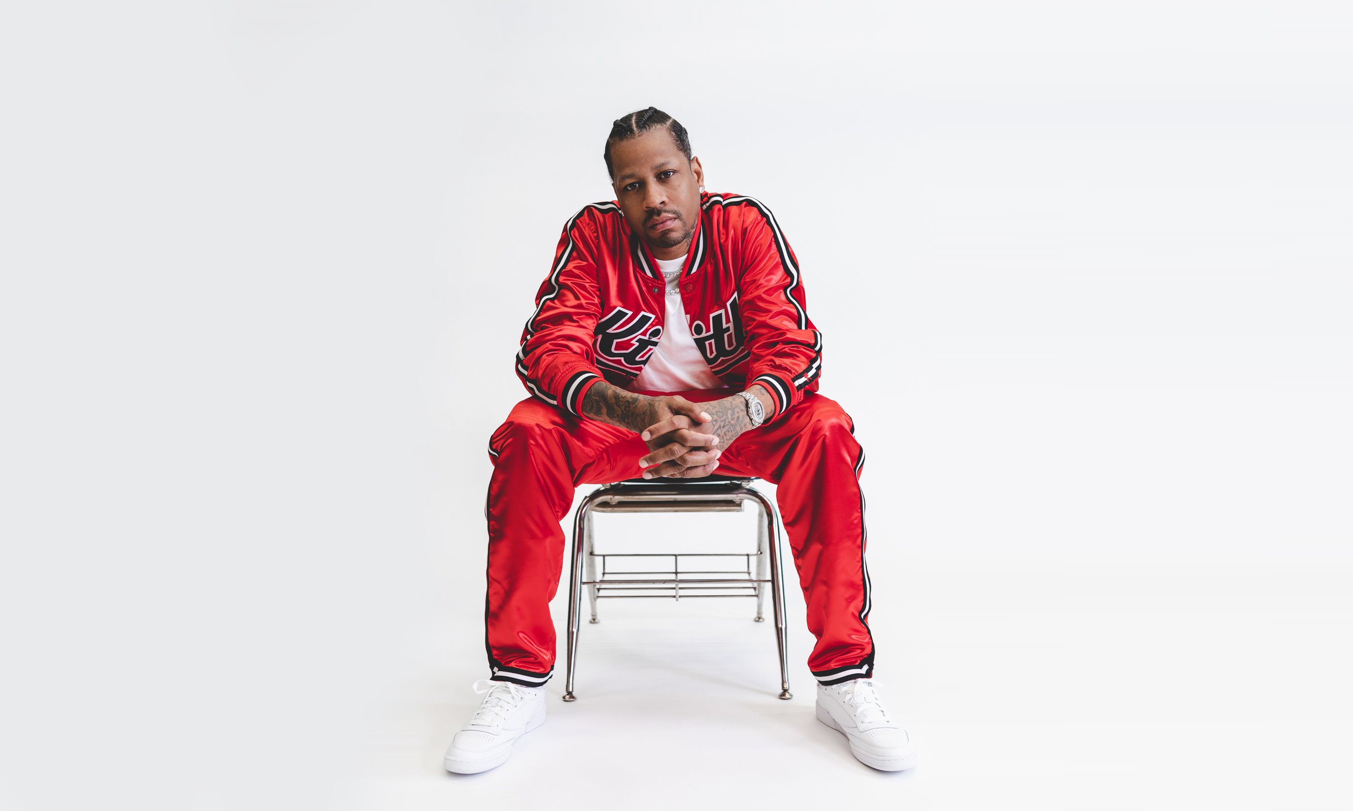 詹姆斯赛后向卡斯尔赠送签名球衣：年轻的国王，继续加油（詹姆斯赛后赠卡斯尔签名球衣：年轻的王者，继续前行）