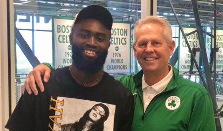 山东泰山选择韩鹏执教，凭借其责任感和团队精神，重燃球队斗志，提升士气，取得进步。（韩鹏执掌山东泰山：以责任与团队精神重燃斗志，提振士气促提升）