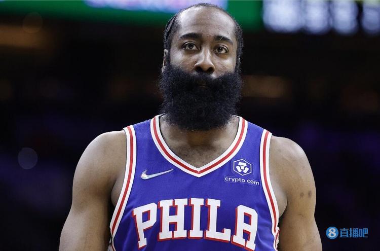 字母哥连送大帽摧毁对手进攻（字母哥连环封盖击溃对手攻势）