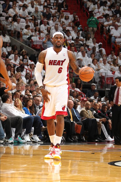 皇马青年军客场2-0击败埃弗顿！18岁新星双响助球队领跑小组（18岁新星梅开二度，皇马青年军客场2-0击退埃弗顿，登顶小组榜首）