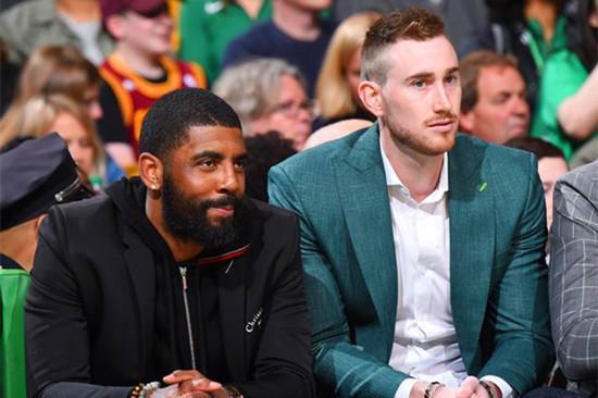 迈阿密国际夺美职联冠军，梅西淡定队友狂欢（迈阿密国际加冕美职联，梅西从容队友狂欢）