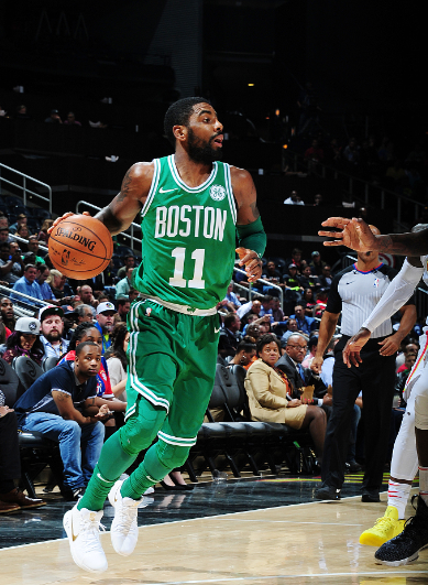 篮球巨星杜兰特展现亲民一面，赛前为中国球迷签名（杜兰特赛前为中国球迷签名，尽显亲民风范）