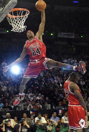 生涯第14次三双！康宁汉姆22+10+10带队大胜黄蜂（康宁汉姆22+10+10斩获生涯第14次三双，率队大胜黄蜂）