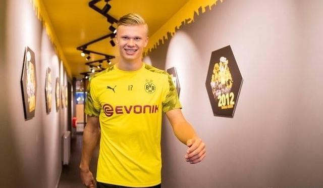 苏超冠军泰州队主教练莅临指导学校足球队员垫球运球技术！（苏超冠军泰州队主帅走进校园，亲授垫球与运球技巧）