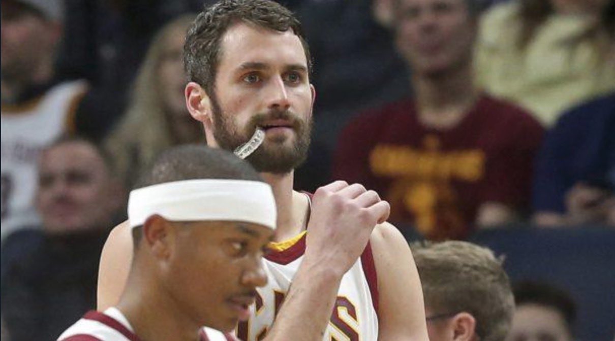 场均20.2分！队记：拉文左脚踝中度扭伤 将在一周后重新评估（队记：拉文左脚踝中度扭伤，场均20.2分的他将于一周后复查）