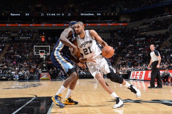 詹姆斯谈NBA杯出局：我不在乎这个，有没有杯赛我都热爱打球（詹姆斯对季中赛出局不介意：有无杯赛都热爱打球）