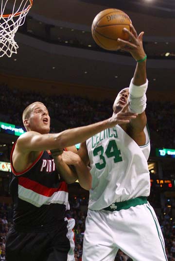 英超青训球员炫耀贩毒被判3年，同伙持枪获刑10年（英超梯队球员因炫耀贩毒获刑3年，持枪同伙被判10年）