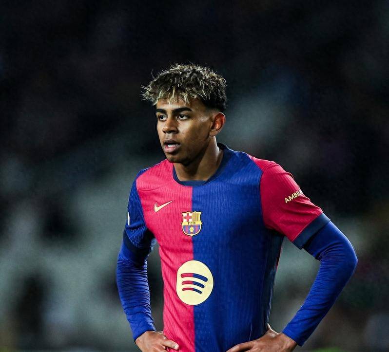 罗马最稳一环还是他，托蒂盛赞门将斯维拉尔，你让其他人怎么混（托蒂力挺斯维拉尔：罗马最稳固的最后一环，让队友无从争锋）