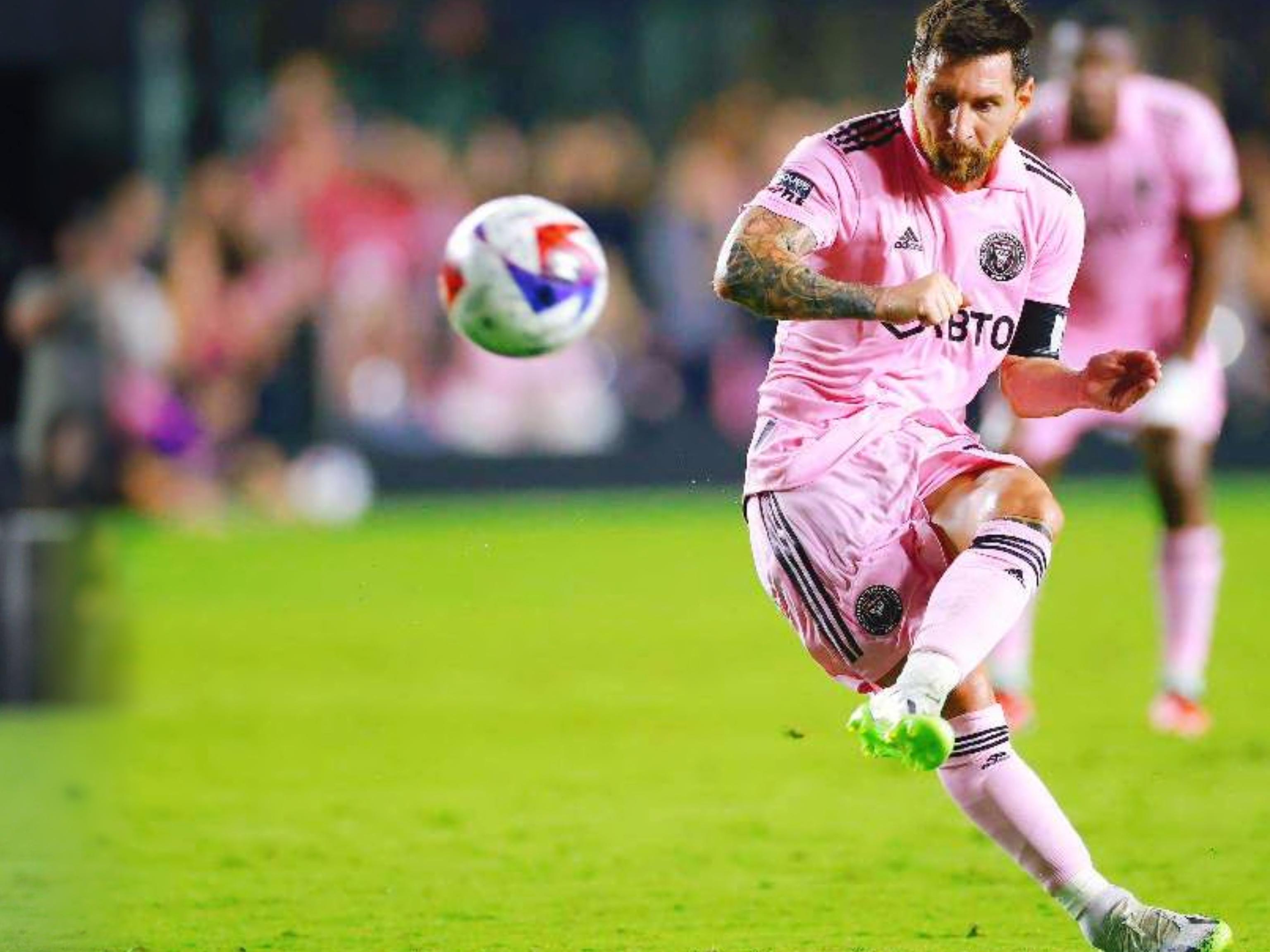 拉拉维亚强攻制造犯规，埃奇库姆无奈失分（拉拉维亚强突造犯规，埃奇库姆被动失分）