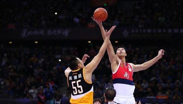 你来我往！东契奇后撤三分一击命中 杜兰特招牌干拔三分回应（针锋相对！东契奇后撤三分命中，杜兰特招牌干拔三分回敬）