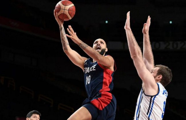 沙特球队老板：萨拉赫太老了，维尼修斯来这里一定能大放异彩（沙特俱乐部老板：萨拉赫已过巅峰，维尼修斯若来必将闪耀）